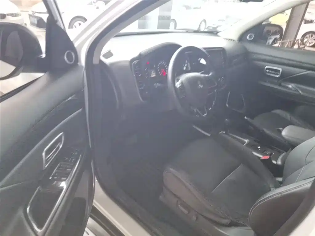 Mitsubishi Outlander — фото 16