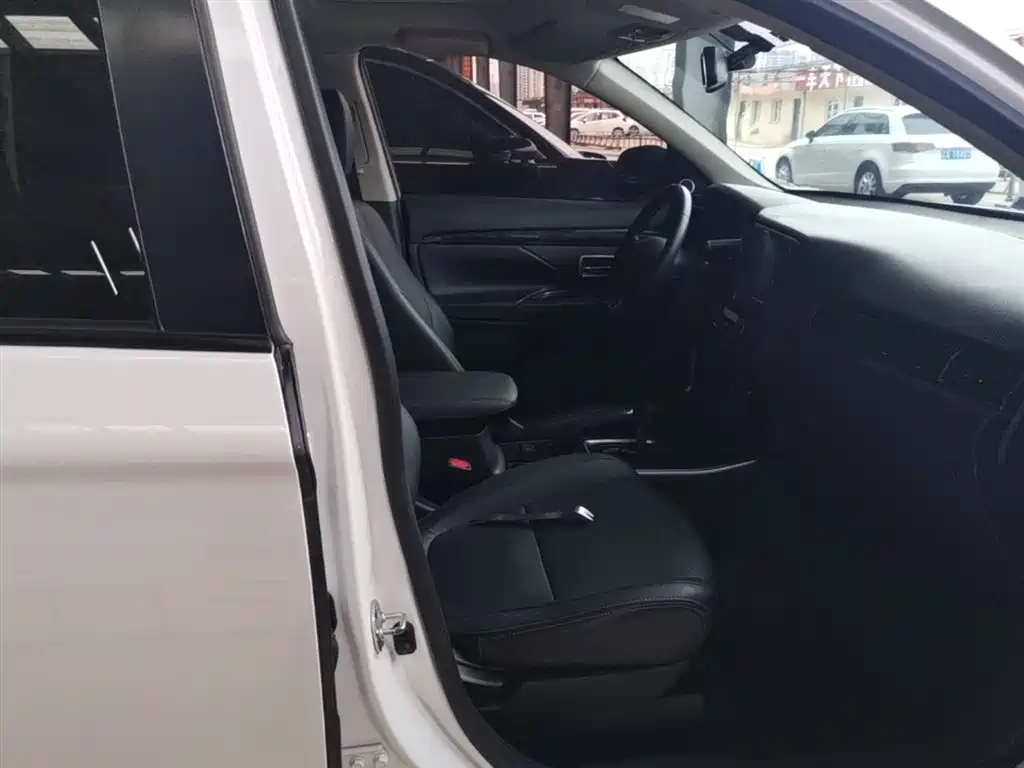 Mitsubishi Outlander — фото 25