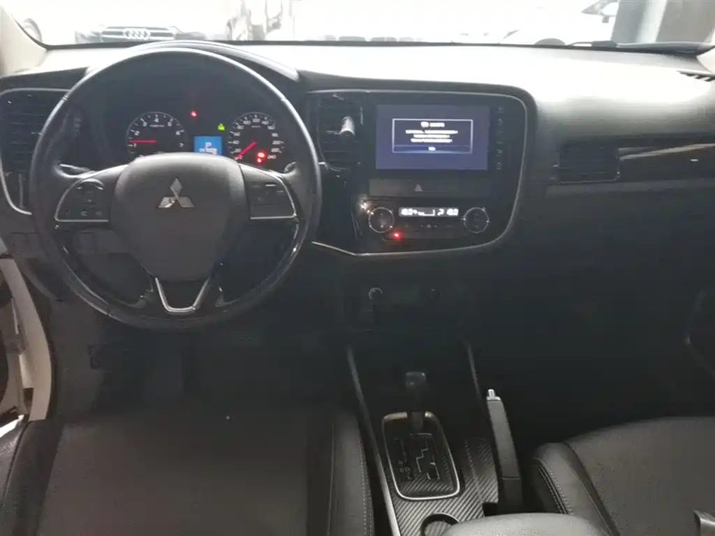 Mitsubishi Outlander — фото 10