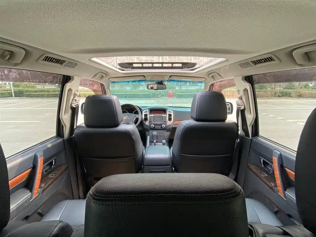 Mitsubishi Pajero (Import) — фото 15