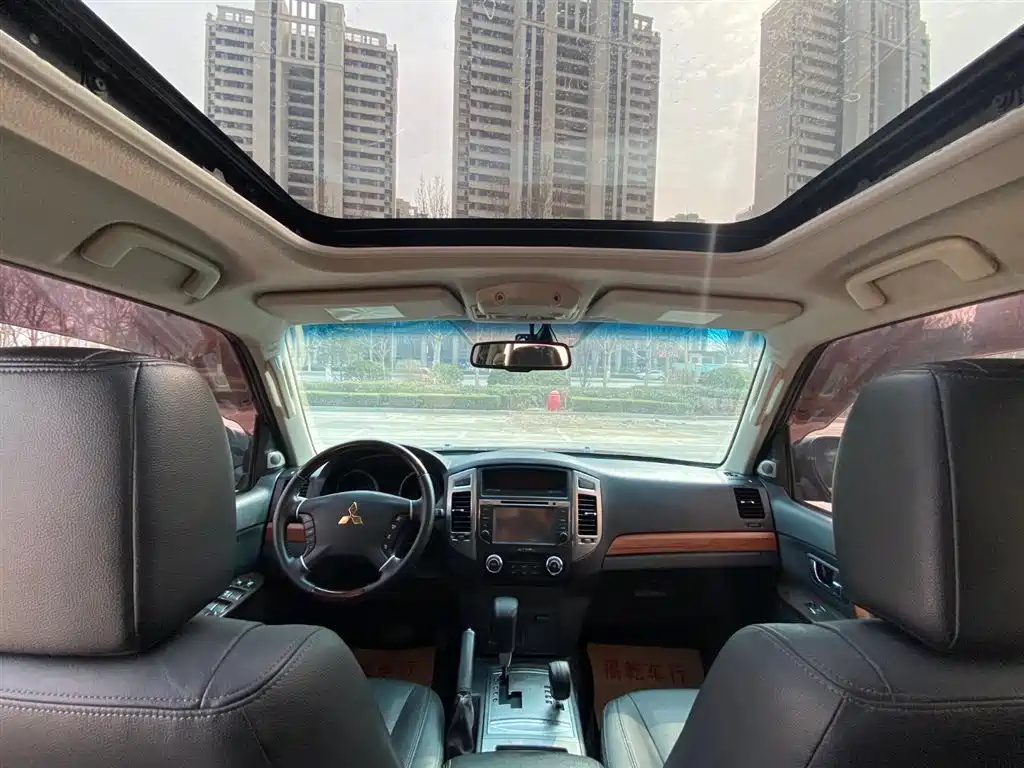 Mitsubishi Pajero (Import) — фото 19