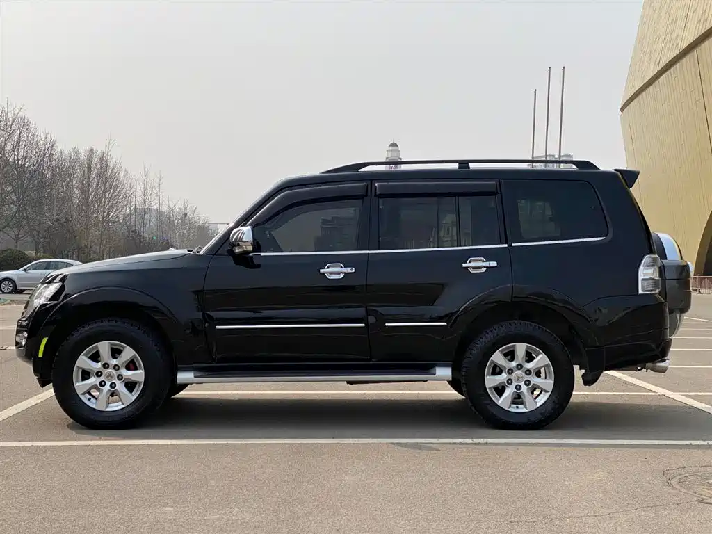 Mitsubishi Pajero (Import) — фото 3