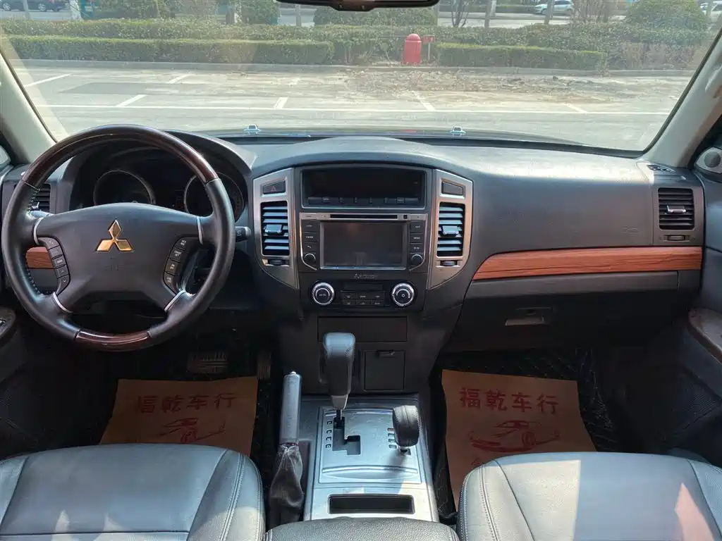 Mitsubishi Pajero (Import) — фото 10