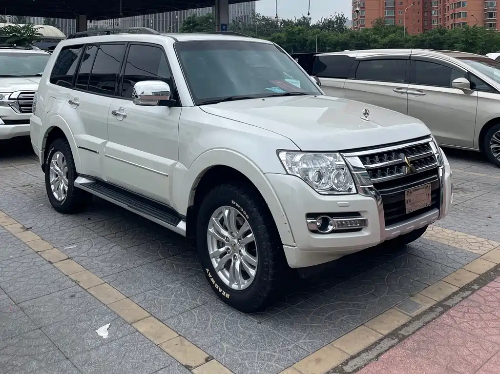 Mitsubishi Pajero (Import) — фото 3