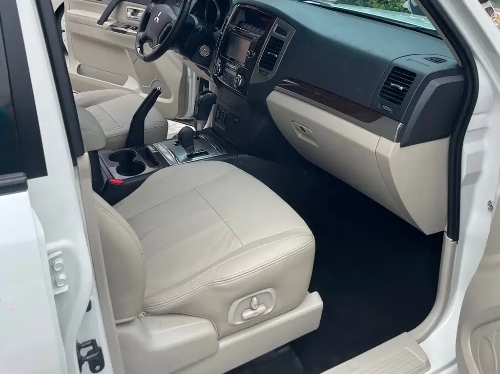 Mitsubishi Pajero (Import) — фото 10