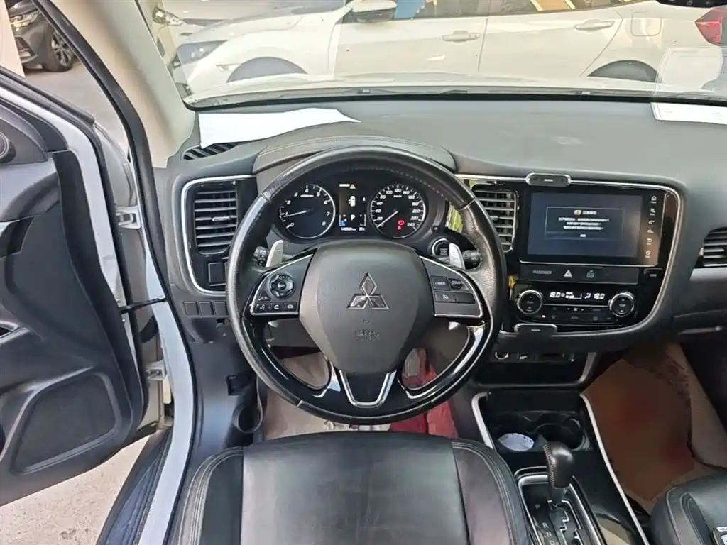 Mitsubishi Outlander — фото 11