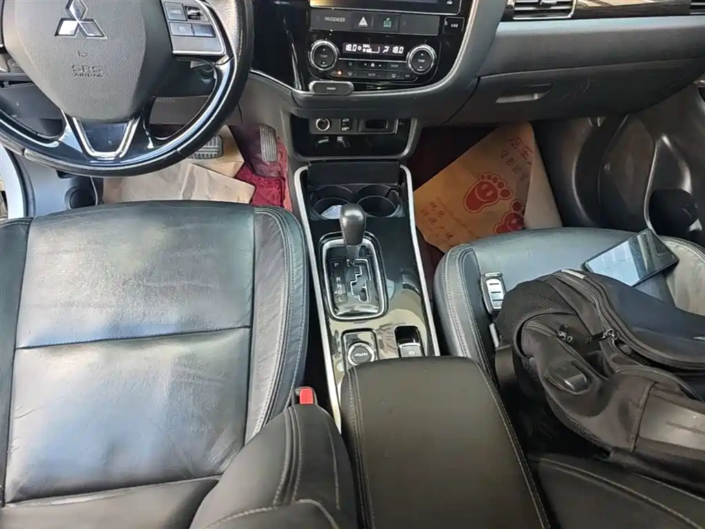 Mitsubishi Outlander — фото 14