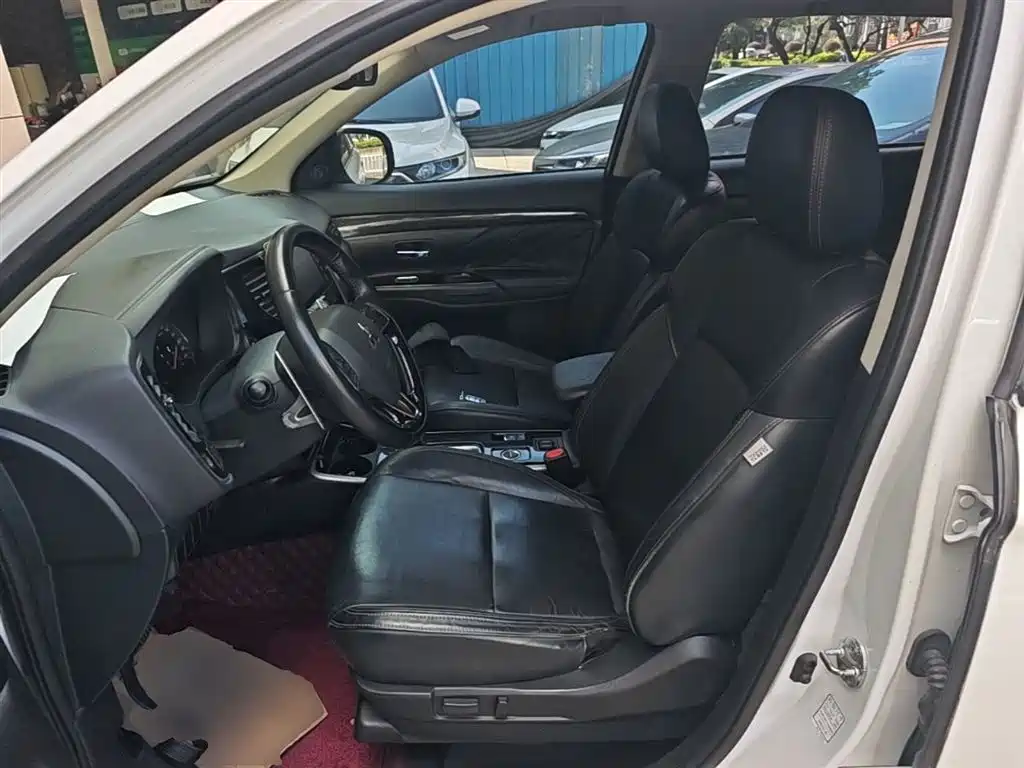Mitsubishi Outlander — фото 15