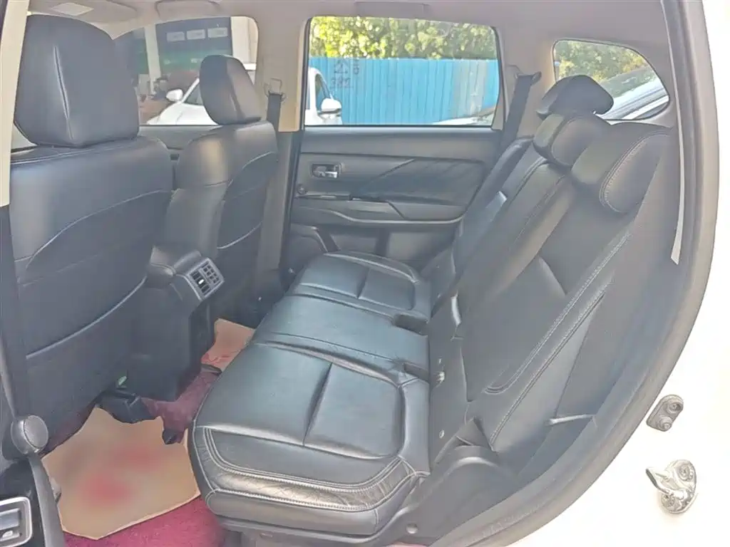 Mitsubishi Outlander — фото 17