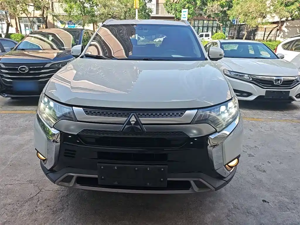 Mitsubishi Outlander — фото 3