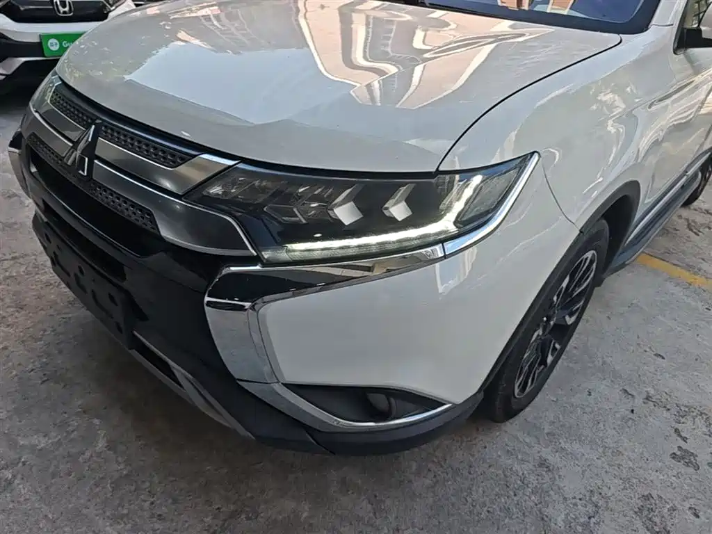 Mitsubishi Outlander — фото 24