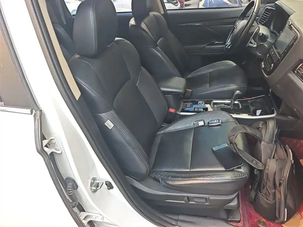 Mitsubishi Outlander — фото 25