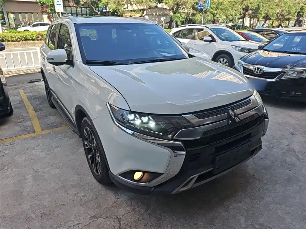 Mitsubishi Outlander — фото 4