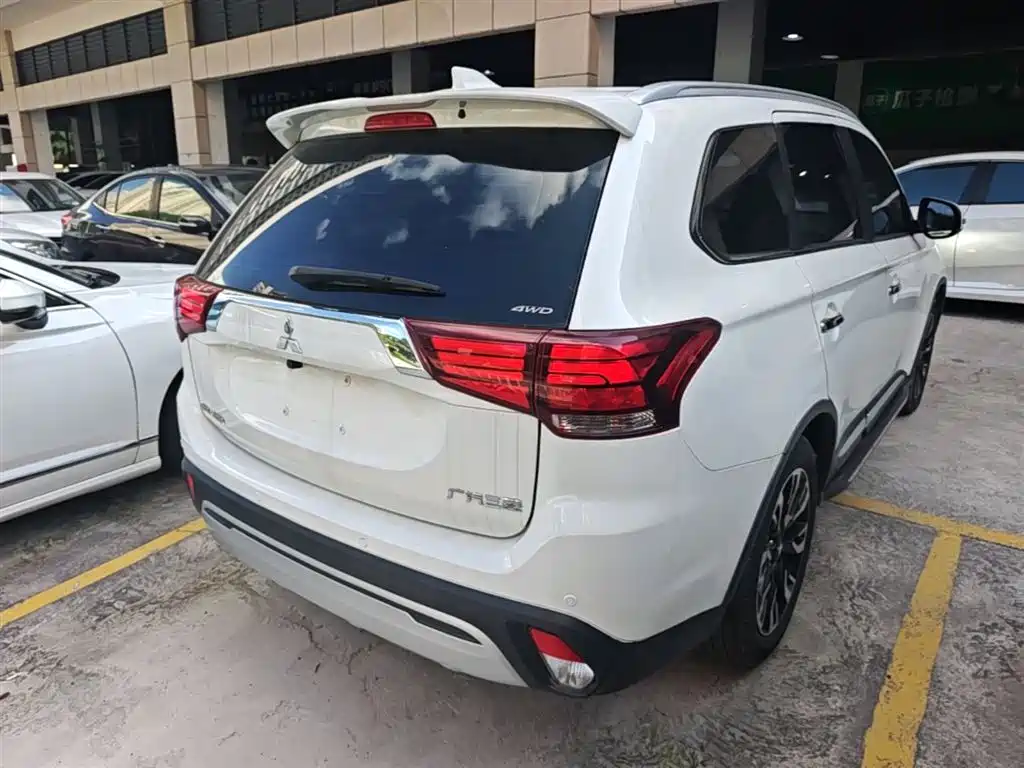 Mitsubishi Outlander — фото 7