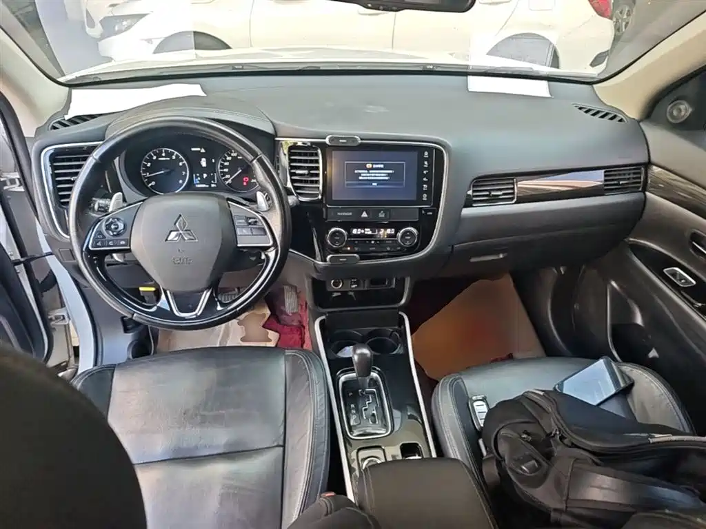 Mitsubishi Outlander — фото 10