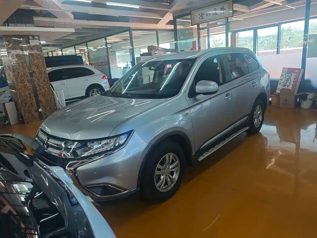 Mitsubishi Outlander — фото 2