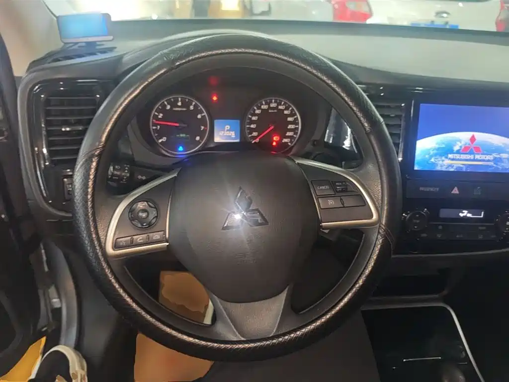 Mitsubishi Outlander — фото 11