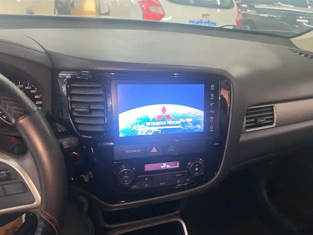 Mitsubishi Outlander — фото 13
