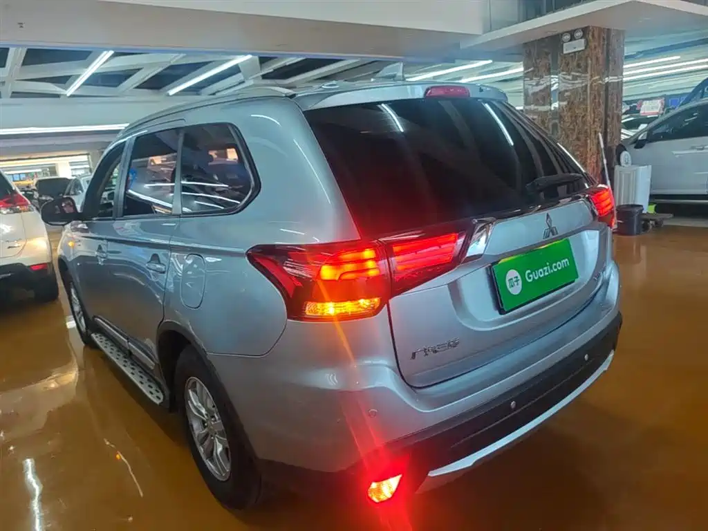 Mitsubishi Outlander — фото 5