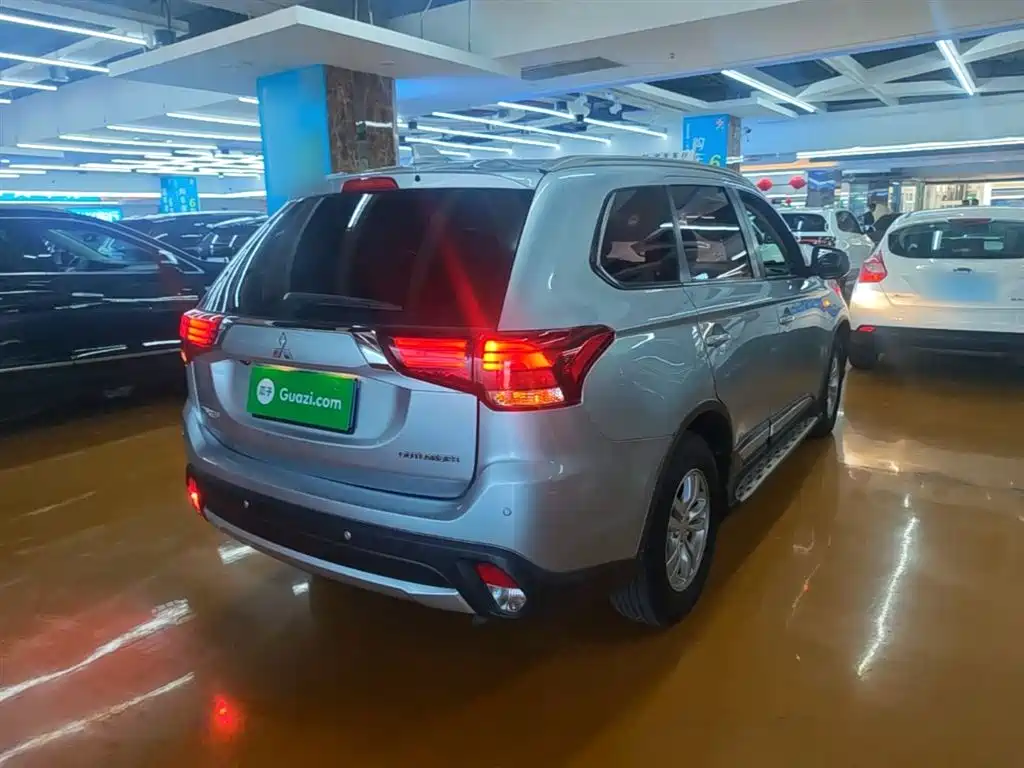 Mitsubishi Outlander — фото 7