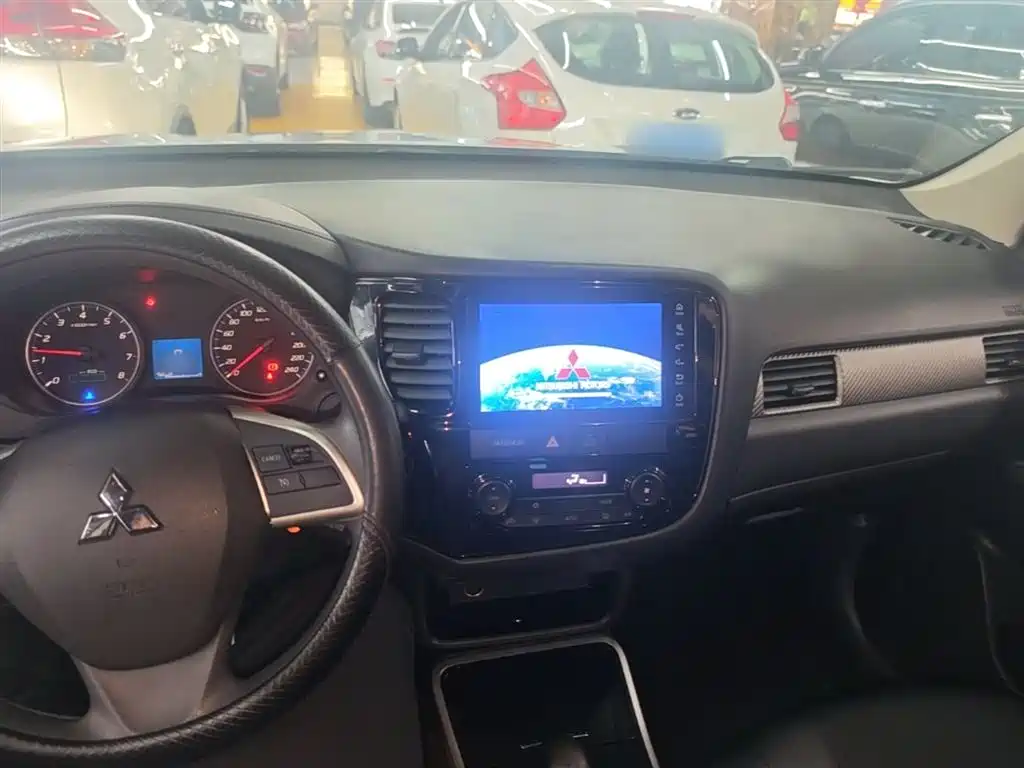 Mitsubishi Outlander — фото 10