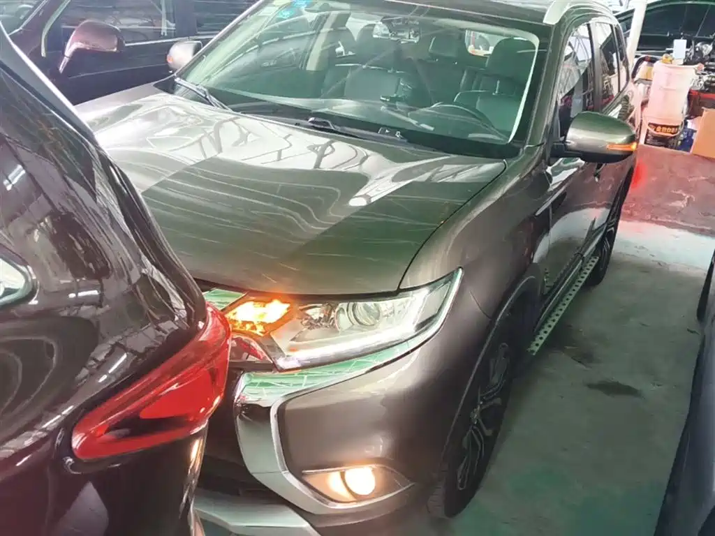 Mitsubishi Outlander — фото 2