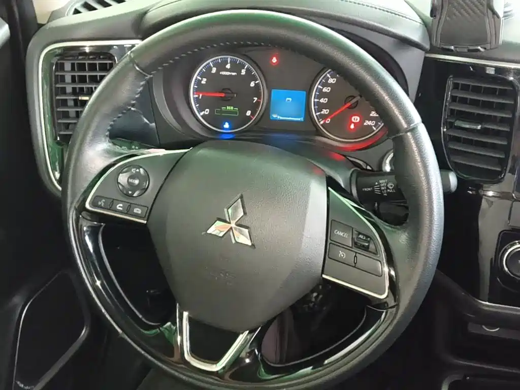 Mitsubishi Outlander — фото 11