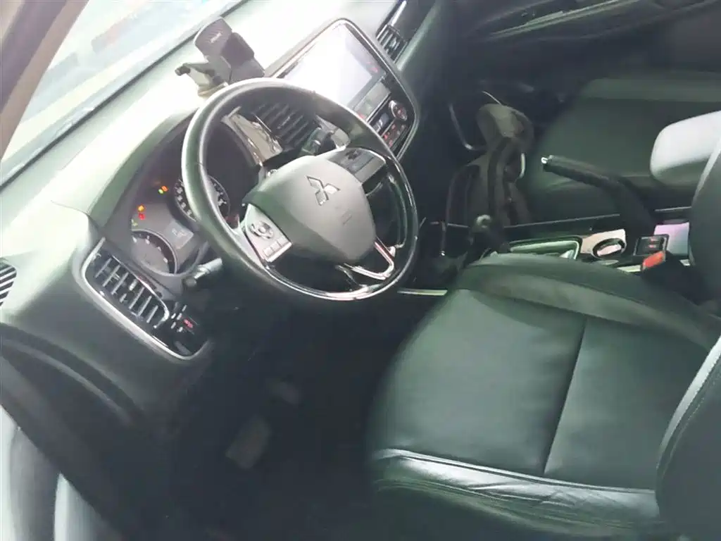 Mitsubishi Outlander — фото 15