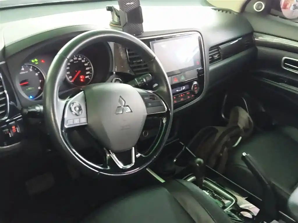 Mitsubishi Outlander — фото 10