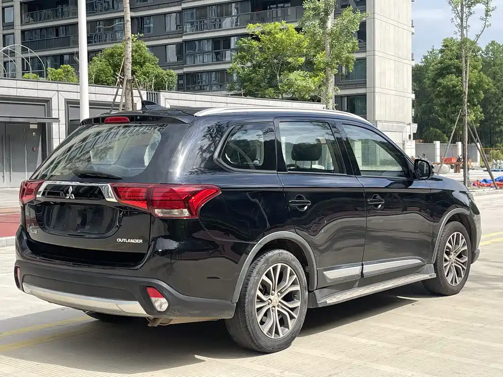 Mitsubishi Outlander — фото 11