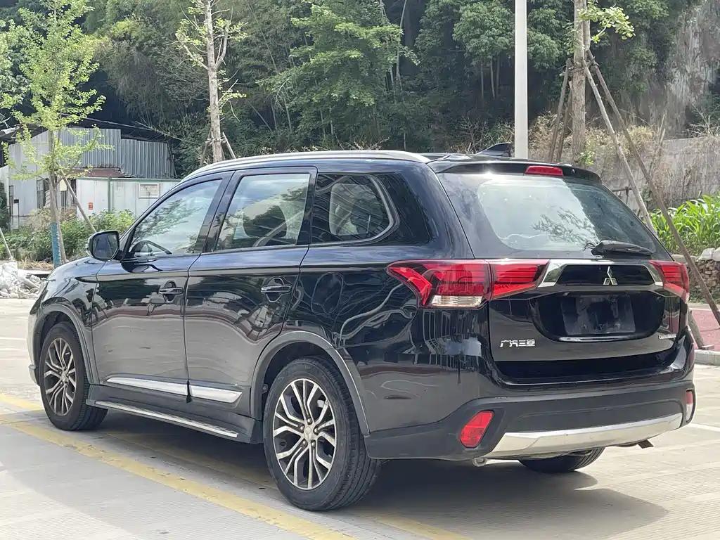 Mitsubishi Outlander — фото 10