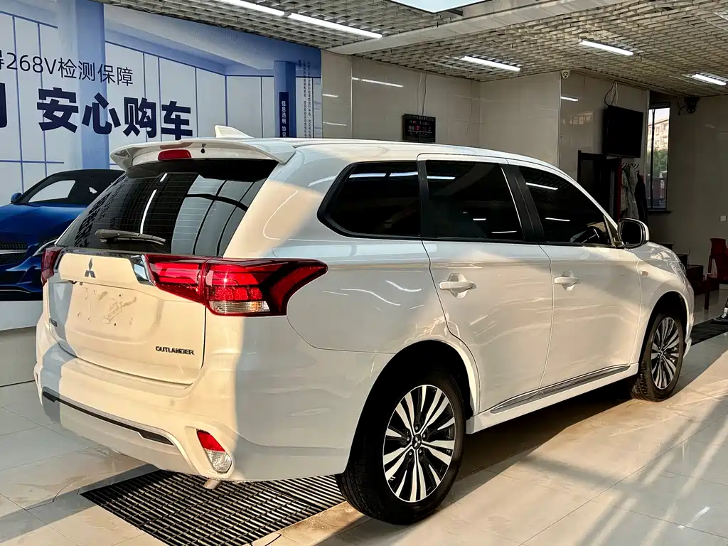 Mitsubishi Outlander — фото 4