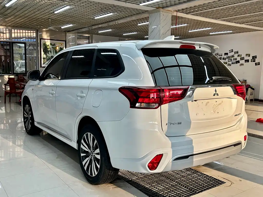 Mitsubishi Outlander — фото 6