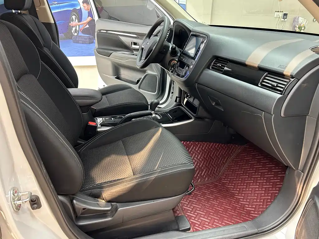 Mitsubishi Outlander — фото 9