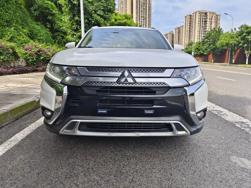 Mitsubishi Outlander — фото 2