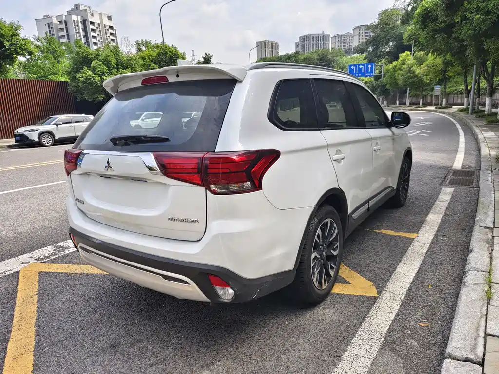 Mitsubishi Outlander — фото 4