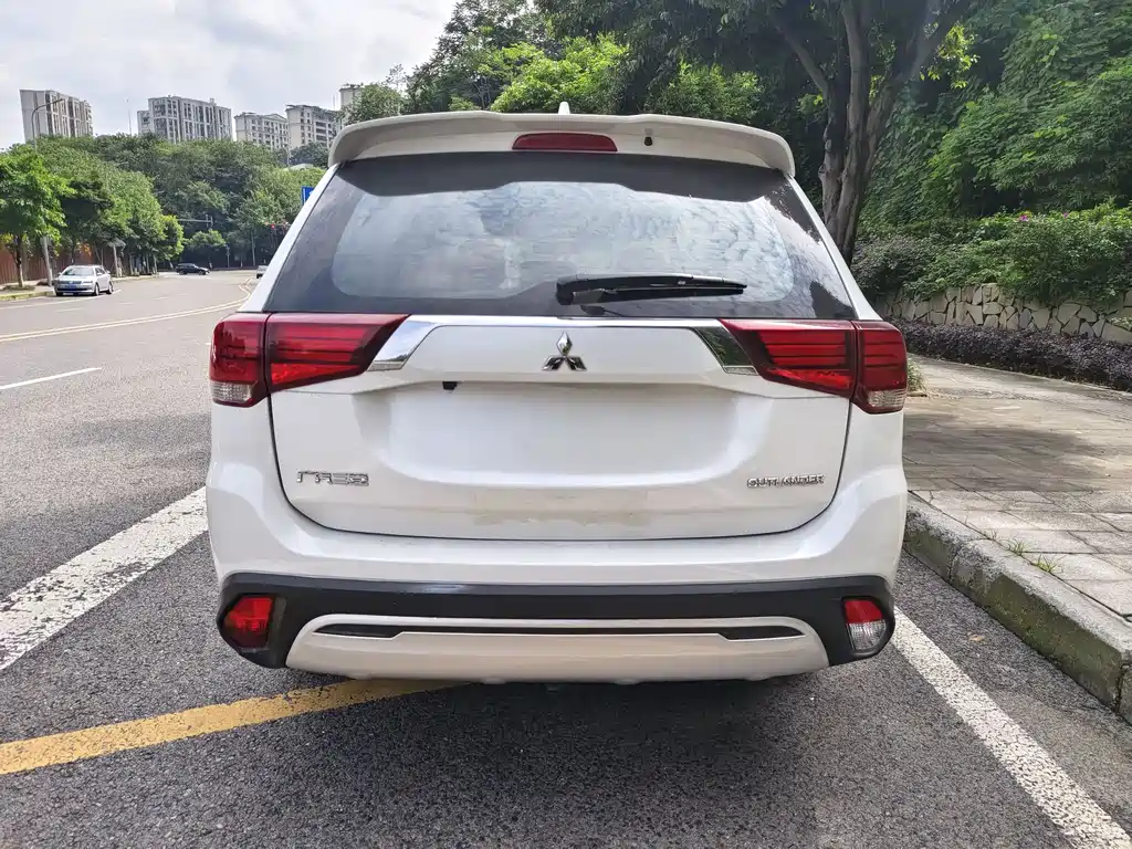 Mitsubishi Outlander — фото 5