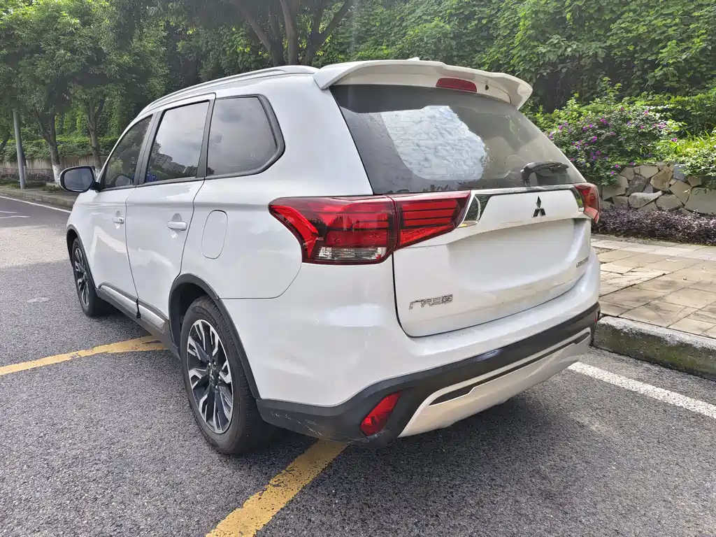 Mitsubishi Outlander — фото 6