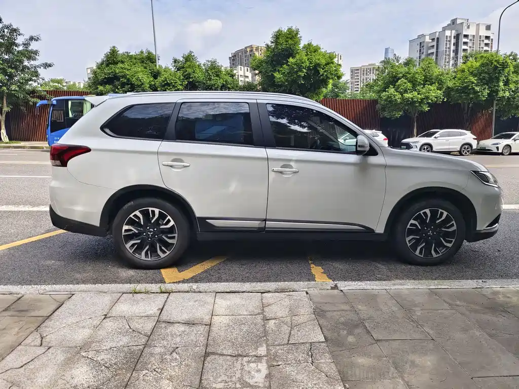 Mitsubishi Outlander — фото 7