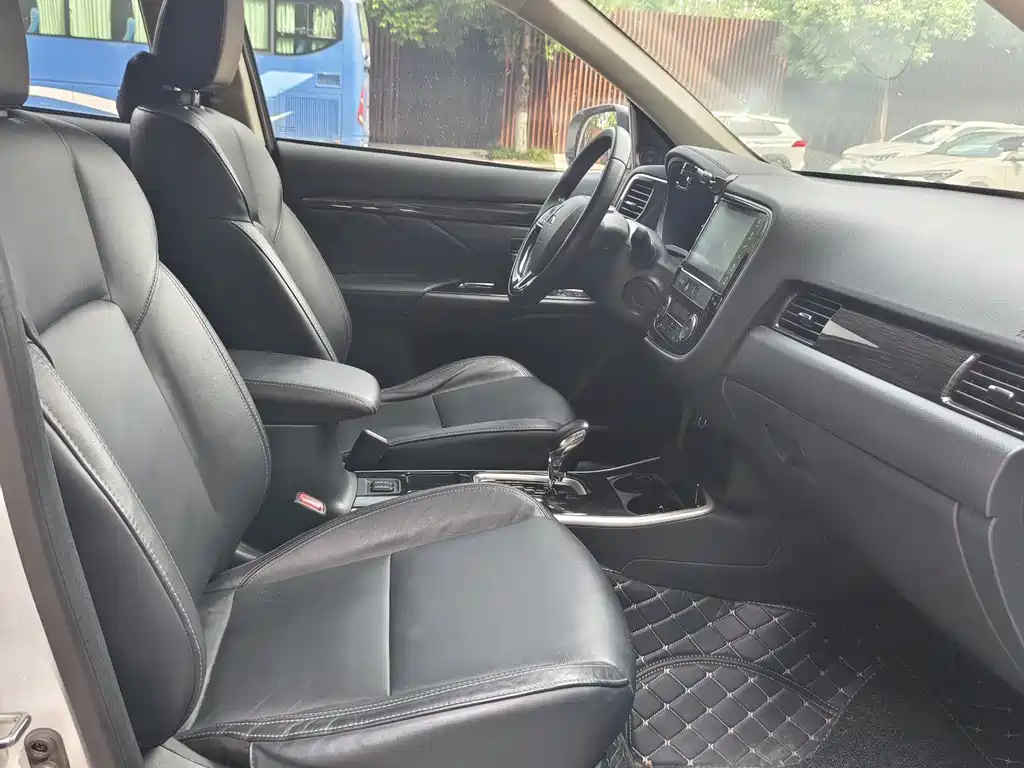 Mitsubishi Outlander — фото 10