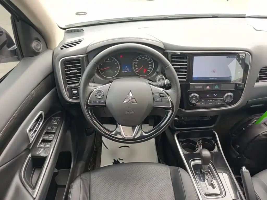 Mitsubishi Outlander — фото 11