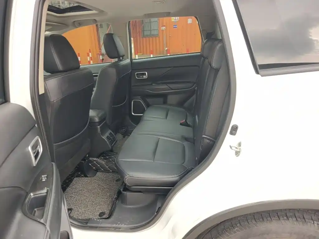 Mitsubishi Outlander — фото 17
