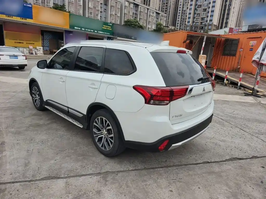 Mitsubishi Outlander — фото 5