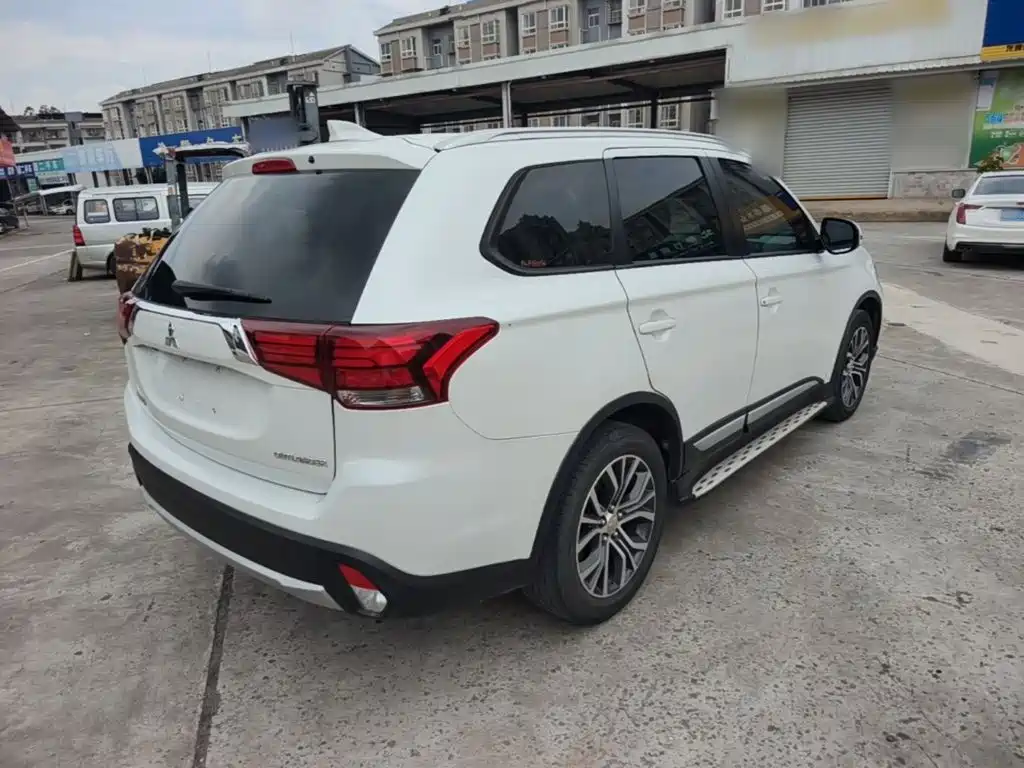 Mitsubishi Outlander — фото 7