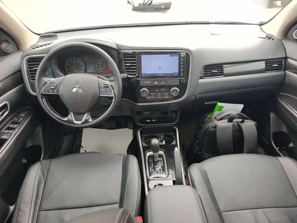 Mitsubishi Outlander — фото 10