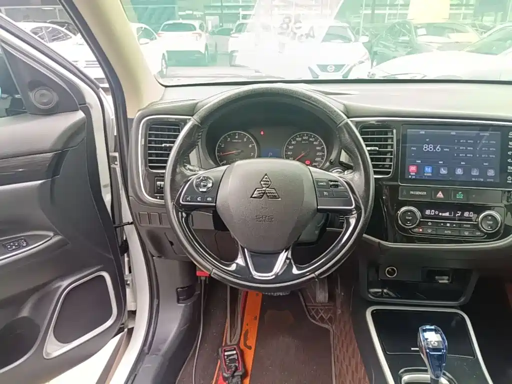 Mitsubishi Outlander — фото 11