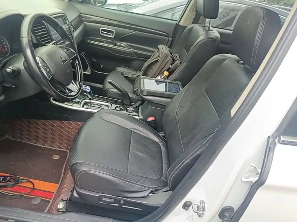 Mitsubishi Outlander — фото 15