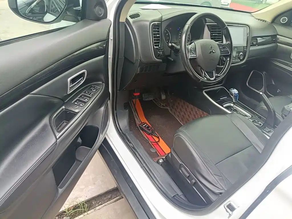Mitsubishi Outlander — фото 16