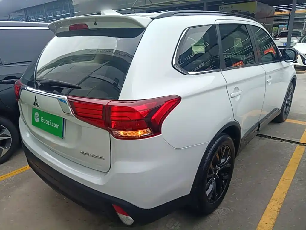 Mitsubishi Outlander — фото 7