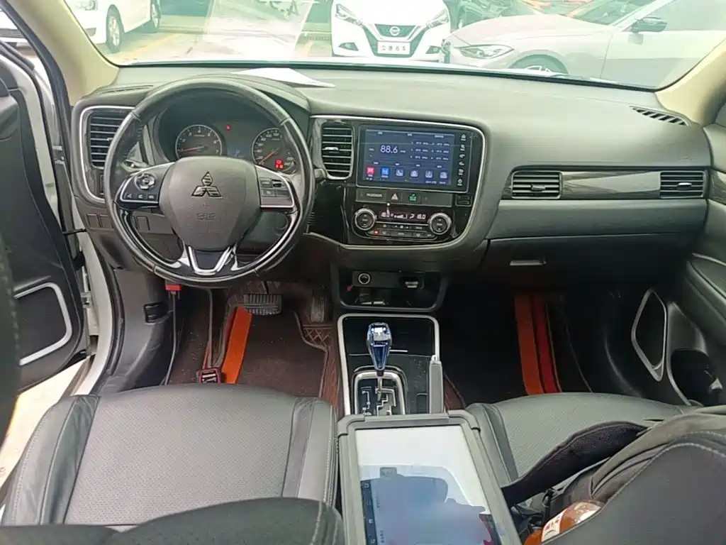 Mitsubishi Outlander — фото 10